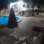 Casa Anna. Pool And Next To The Будинок відпочинку *