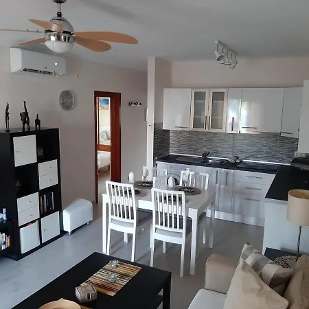 Casa Anna. Pool And Next To The Feriehus *